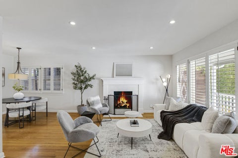 Photo of 22041 Providencia Street, Woodland Hills, CA 91364 (MLS # 26854593)