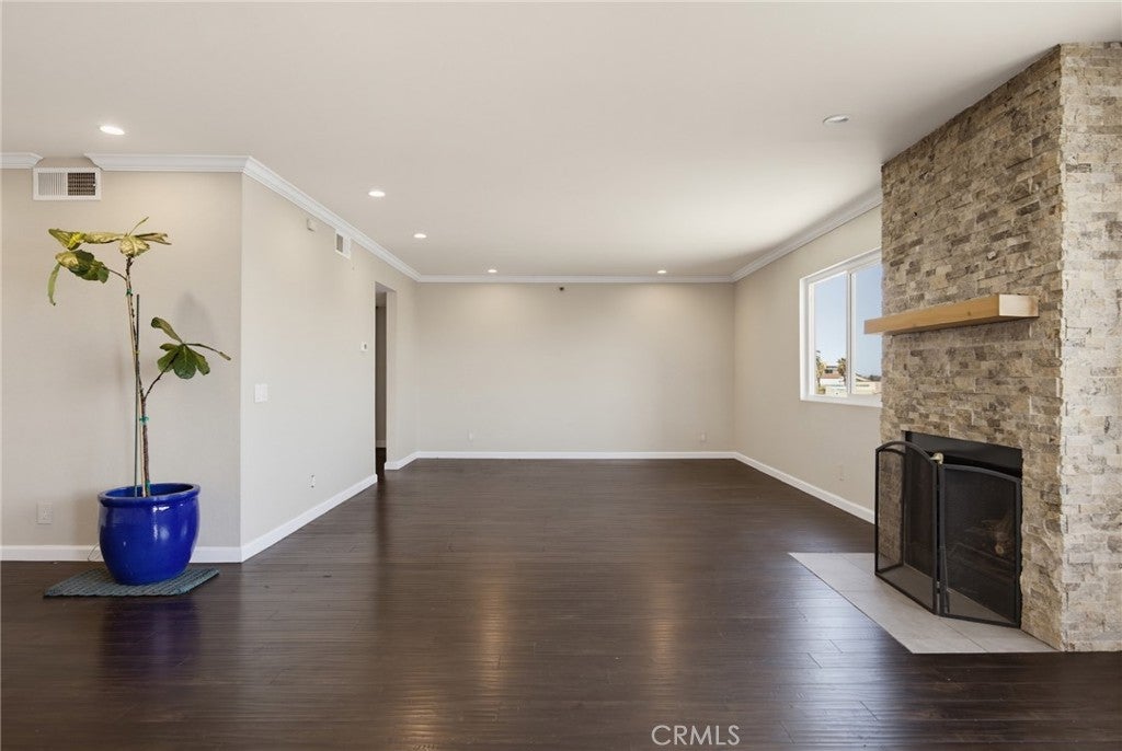 726 Elm Avenue 403