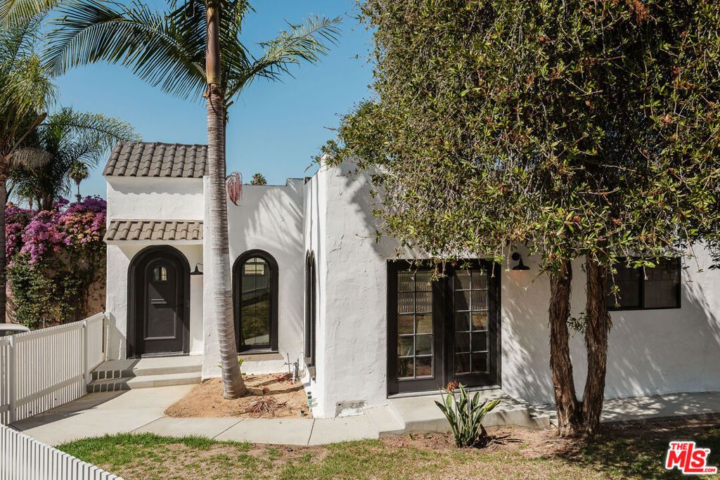 Photo of 2353 Lucerne Avenue, Los Angeles, CA 90016 (MLS # 25585965)