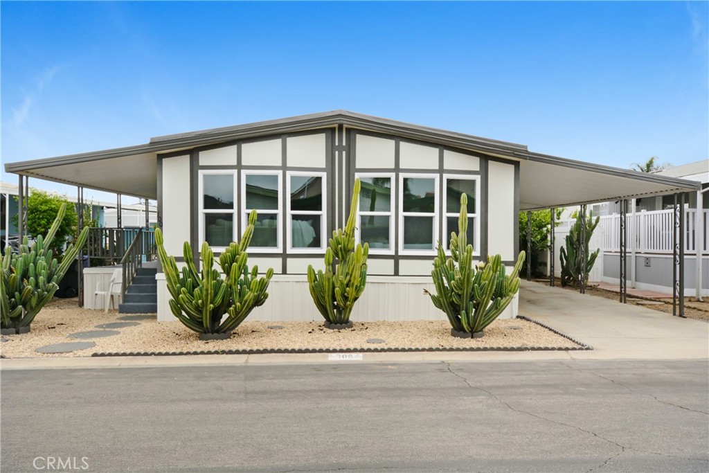 Welcome to your beautifully remodeled oasis in Hacienda Mobile Home Estates! This stunning 4-bedroom, 2-bathroom manufactured home offers modern living in a tranquil and highly convenient location. A perfect blend of comfort and style, this home has been thoughtfully updated to provide a serene retreat for you and your family.
Step inside to discover an open, light-filled floor plan with contemporary finishes. The spacious living area flows seamlessly into a brand new kitchen, boasting elegant countertops, stainless steel appliances, and ample cabinet space—perfect for both everyday meals and entertaining. The four generously sized bedrooms provide plenty of private space, while the two updated bathrooms feature modern fixtures and a clean, fresh design.
Hacienda Mobile Home Estates is a well-maintained, all-ages community with a friendly atmosphere. Enjoy peace of mind with the added benefit of rent control, ensuring your space remains both welcoming and affordable for the long term.
This is your chance to own a move-in-ready home in a city known for its convenient location, excellent schools, and a welcoming community feel. Don't miss this opportunity to embrace a vibrant, yet peaceful lifestyle in Montclair!