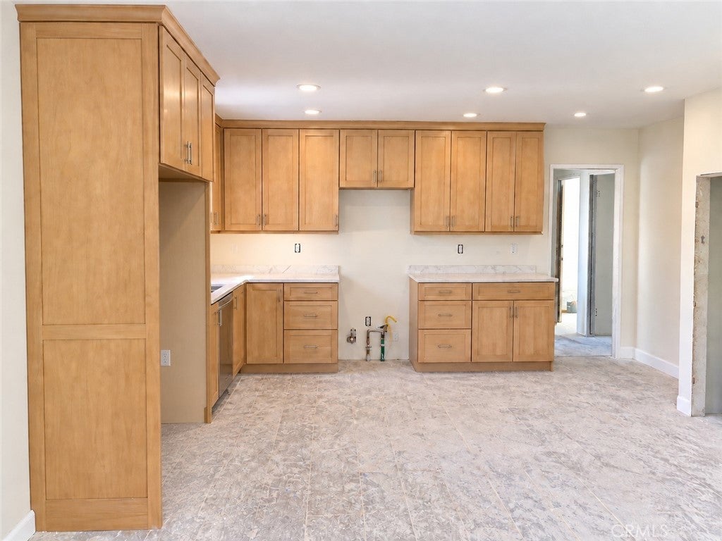 149 W Grove
