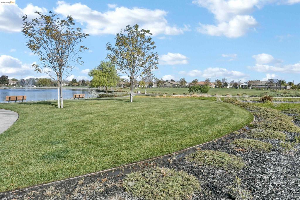 THE LAKES - Residential
