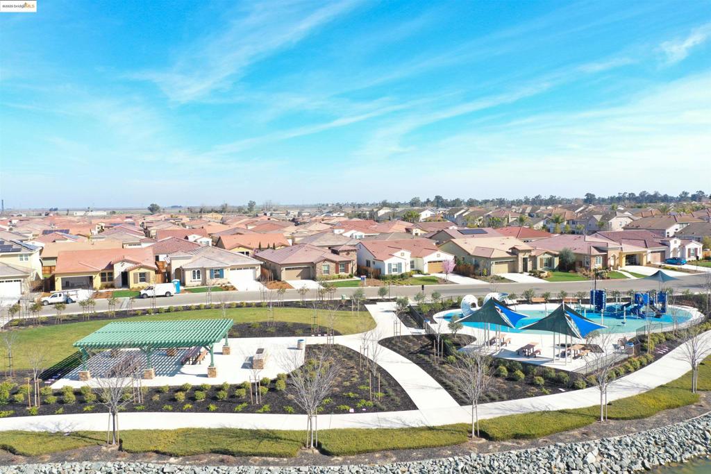 THE LAKES - Residential