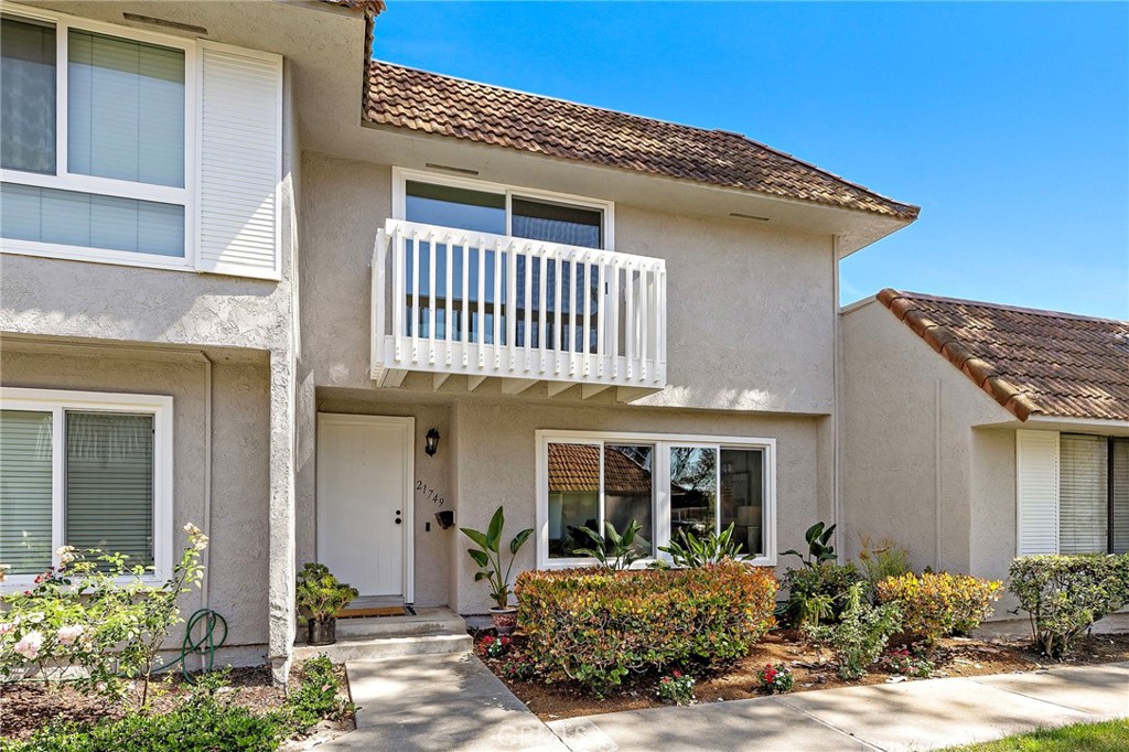 21749 Lake Vista