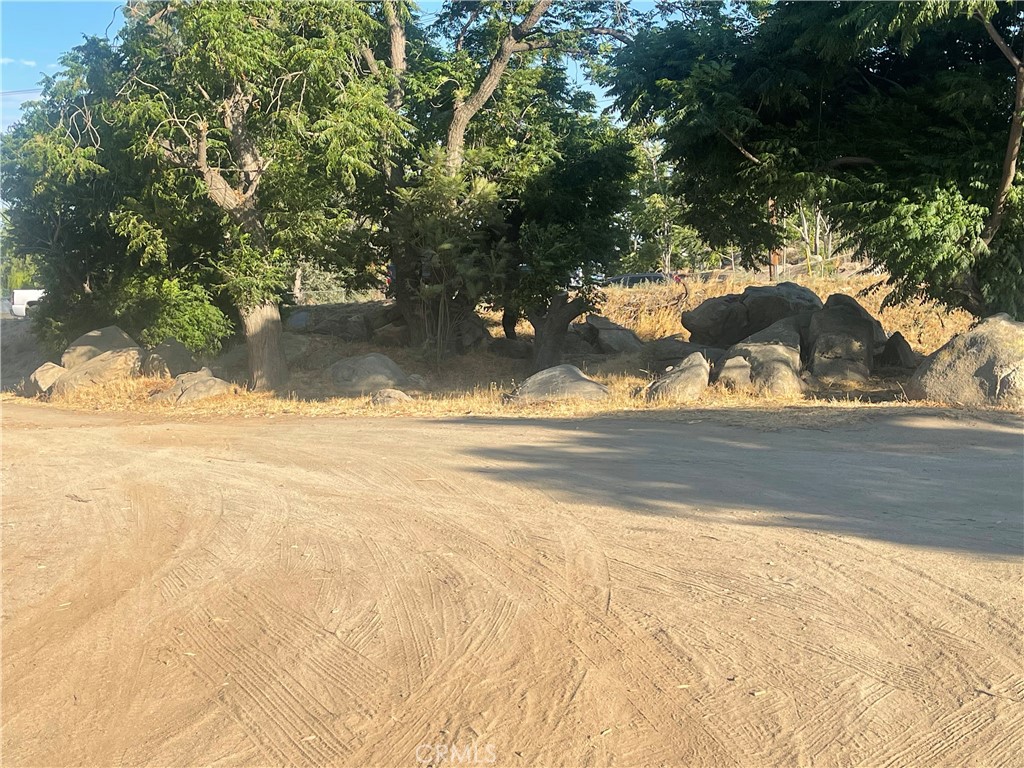 ***Commercial Property***
This property is right off the main street in Perris. Perris is a growing city. Thousands of people drive through this street daily. In the last few years, the Commercial Industry has grown in this area. The front of this property has a paved sidewalk.