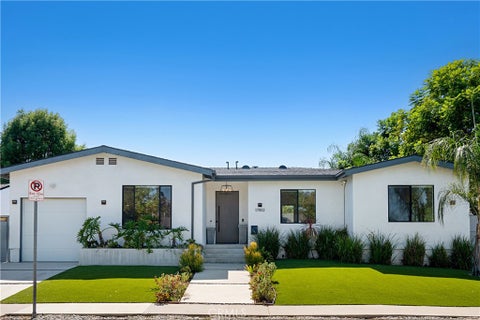 Photo of 17812 Bromley Court, Encino, CA 91316 (MLS # SR26206947)