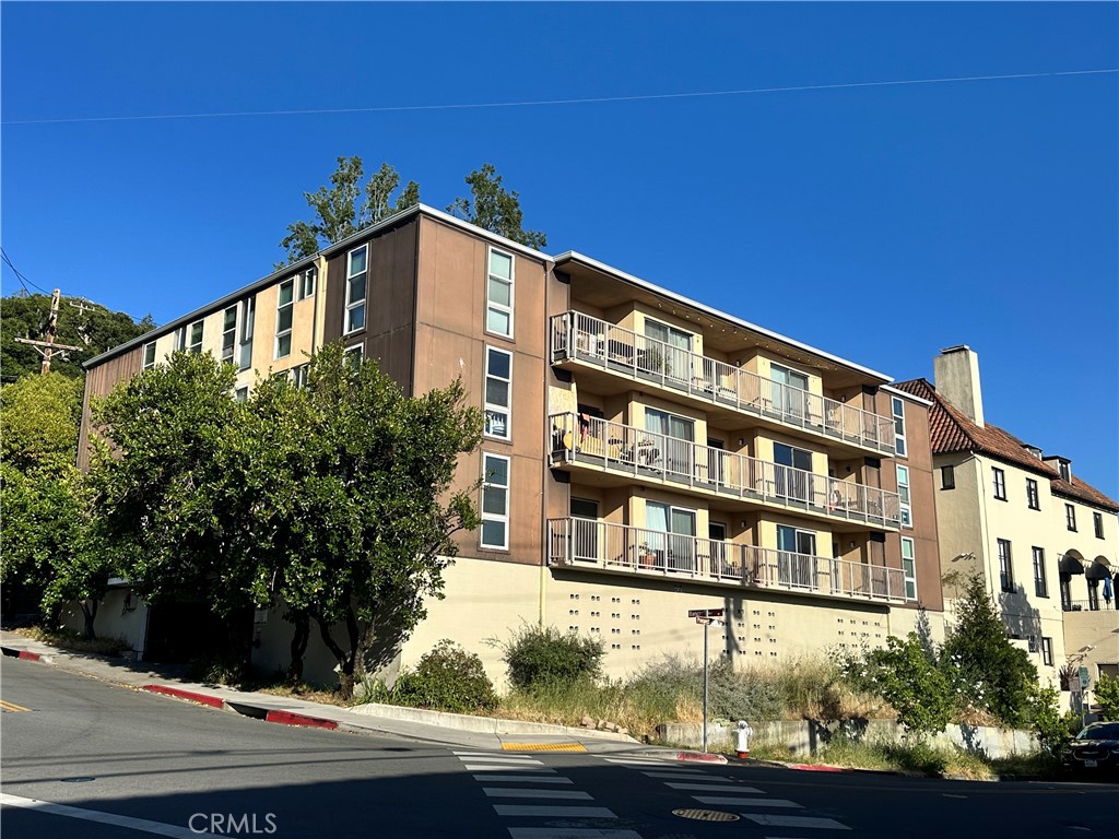 Rare opportunity to own a top-floor condo in Berkeley’s coveted Panoramic Hill neighborhood — just a short walk to UC Berkeley and Memorial Stadium. Ideal for investors or owner-occupants, this light-filled 1BD/1BA unit features an updated kitchen and bath with granite countertops, a private balcony surrounded by mature trees, and secure gated parking.
Prime location with high rental demand, offering strong income potential. Walking distance to campus, downtown, BART, and hiking trails. Includes on-site laundry and elevator access. A compelling blend of lifestyle and investment.