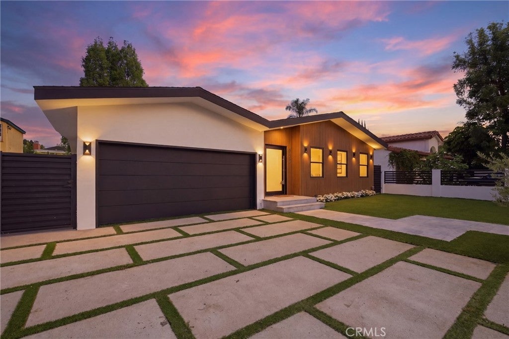 Photo of 5016 Rubio Avenue, Encino, CA 91436 (MLS # SR26087130)