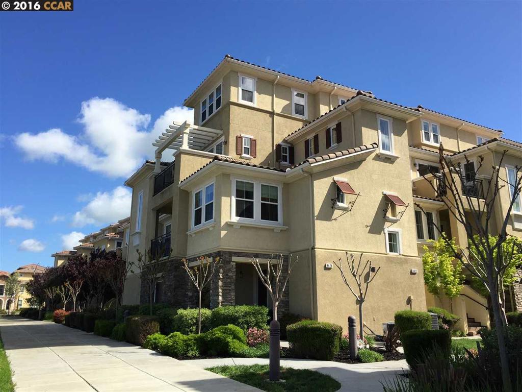 Highly desirable end unit with lots of windows. Open floor plan with living space and bedrooms all on the same level. Kitchen with breakfast counter and walk-in pantry. Master bedroom suite with shower and dual vanities. Attached tandem 2 car garage.