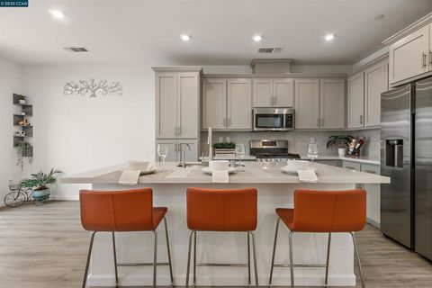 Photo of 28 Springbrook Ln, Pittsburg, CA 94565 (MLS # 41101287)