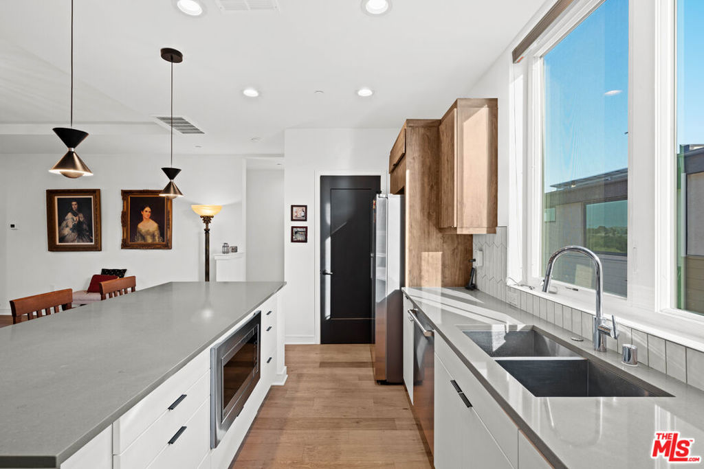 Properties 1 1049 N Joels Place
