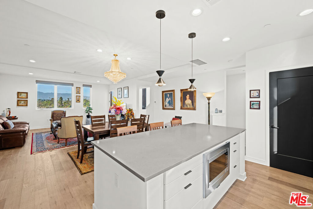 Properties 2 1049 N Joels Place