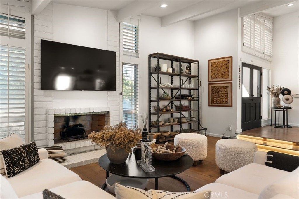 Photo of 3960 Ellenita, Tarzana, CA 91356 (MLS # SR26020511)