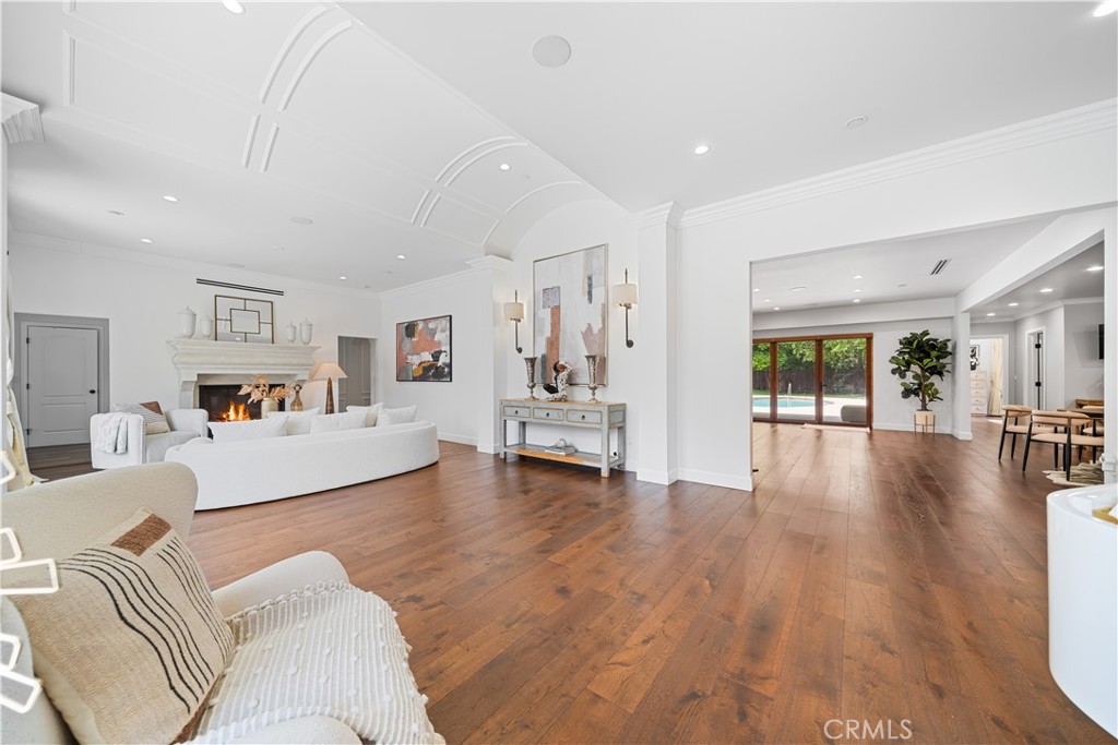 325 W Bellevue Drive