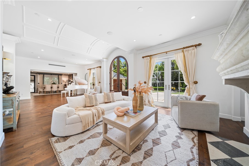 325 W Bellevue Drive