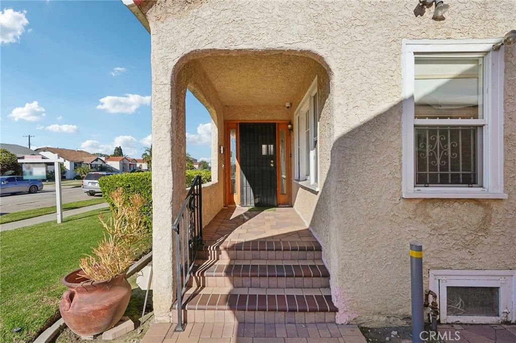 Photo of 6608 Arlington Avenue, Los Angeles, CA 90043 (MLS # SR25181985)