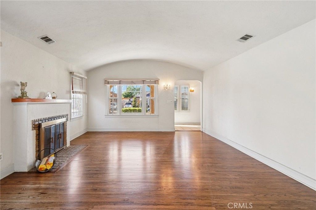 Photo of 6608 Arlington Avenue, Los Angeles, CA 90043 (MLS # SR25181985)
