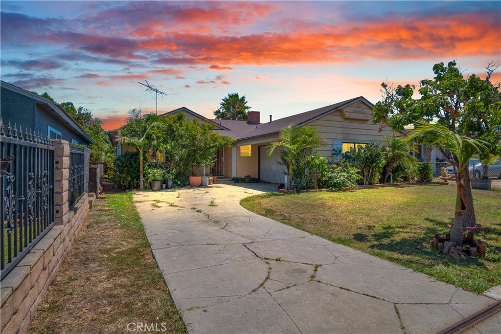 Located just minutes from SoFi Stadium, the Kia Forum, Intuit Dome, and Hollywood Park, this home offers prime access to Inglewood’s top destinations. Conveniently close to the 105 and 405 freeways for easy commuting. The property includes solar panels to help reduce electricity costs and offers a great opportunity for a new buyer to personalize and make it their own.