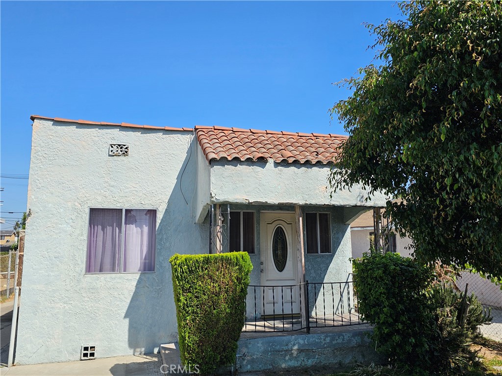 Great opportunity for owner-user or investor, house sits on a good size lot (Zoning LAR2). This 3-bedroom, 2-bath home offers endless possibilities for renovation or redevelopment adding instant value. With strong bones and a classic layout, this property is ready for your creative touch. Whether you're looking to restore it and live in it or for resale, rental income, long-term investment, the location and lot size make it an excellent opportunity. Easy access to major freeways makes commuting a breeze. Sold in as-in condition; seller did not live in this home and makes no representation or warranties regarding condition. Don't miss out on this one!!!