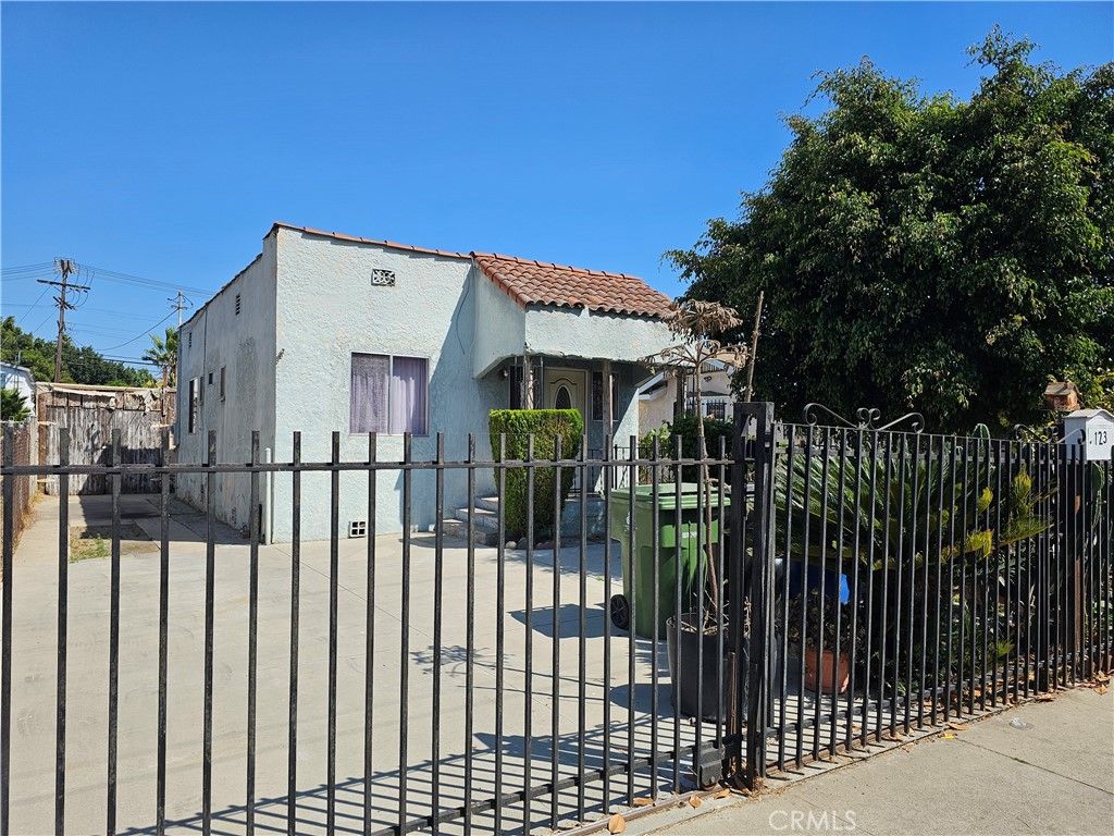 Photo of 123 E 108th Street, Los Angeles, CA 90061 (MLS # DW25219591)