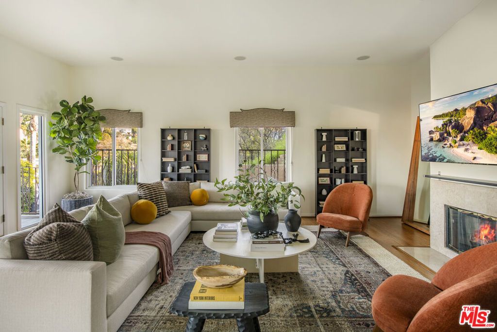 Photo of 15330 Del Gado Drive, Sherman Oaks, CA 91403 (MLS # 26637387)