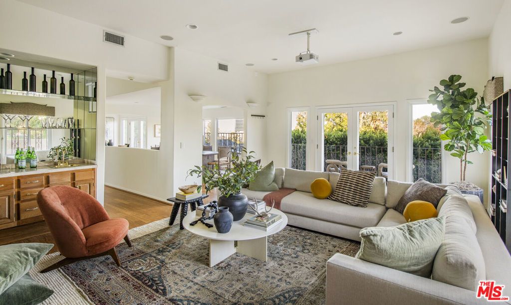 Photo of 15330 Del Gado Drive, Sherman Oaks, CA 91403 (MLS # 26637387)