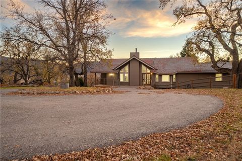 Photo of 24500 Deertrail Drive, Tehachapi, CA 93561 (MLS # SR25280062)