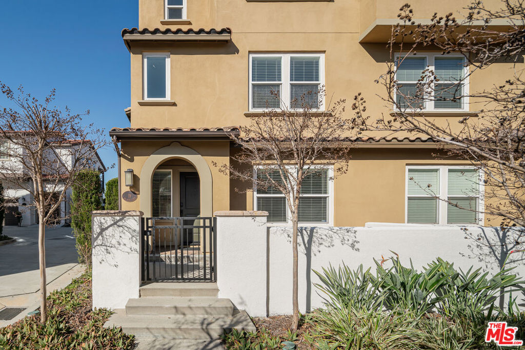 Nestled in the heart of Pasadena, this exquisite newer townhome seamlessly blends modern luxury with classic charm. Boasting an open-concept floor plan, high ceilings, and large windows, natural light bathes the spacious living areas. The gourmet kitchen features state-of-the-art appliances and sleek finishes, while the master suite offers a tranquil retreat with walk in closets. Enjoy the Southern California sun on the private patio or take a short stroll to nearby parks and vibrant downtown Pasadena. This townhome exemplifies sophistication and comfort in a prime location.