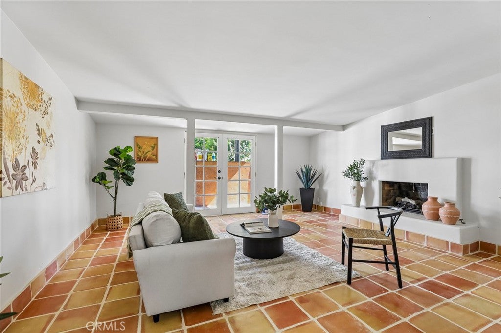 1813 N Baker