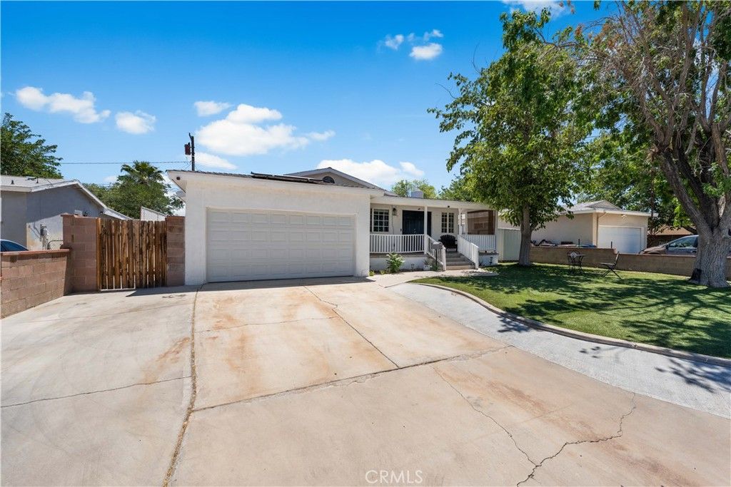 Photo of 44328 Foxton Ave, Lancaster, CA 93535 (MLS # SR25244683)