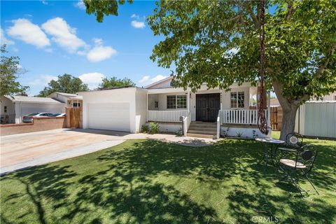 Photo of 44328 Foxton Ave, Lancaster, CA 93535 (MLS # SR25244683)