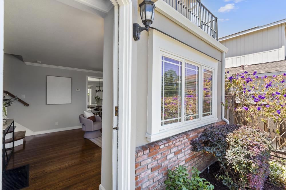1128 Hawthorne Drive