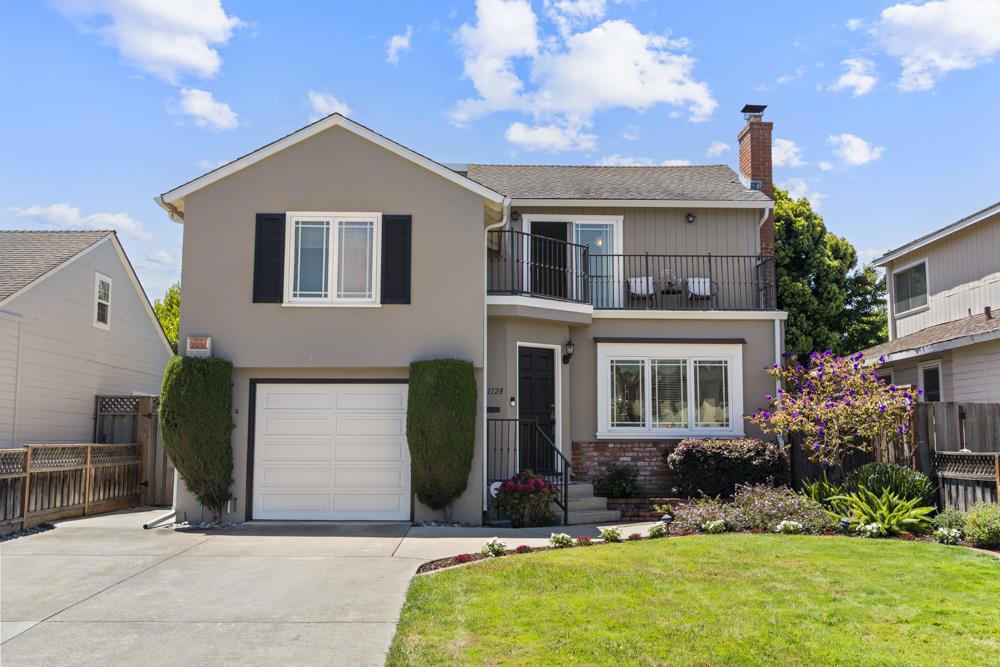 1128 Hawthorne Drive