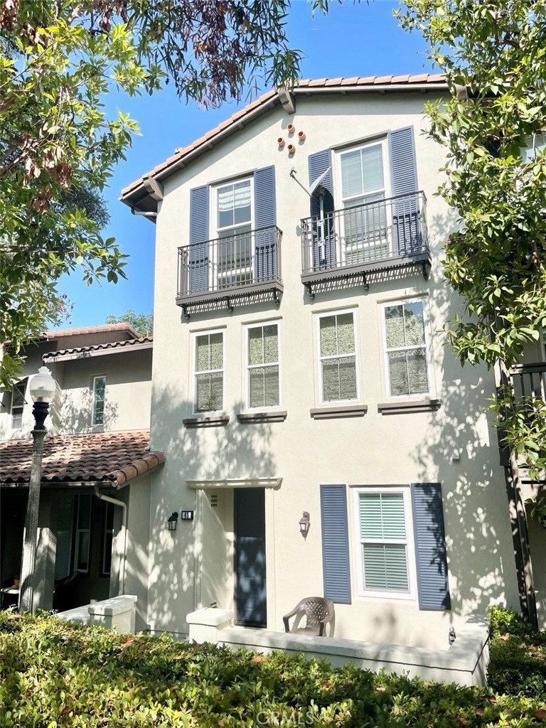 Gorgeous 3 bedrooms 3 baths town-home in the prestigious Quail Hill community. 1 bedroom and 1 full bath is on the first floor which is also perfect for home office or the third bedroom. The open living area and kitchen is on the second floor. The 3rd floor has 2 bedrooms and 2 full bathrooms. 3-story and two-car garage with direct access. It is sitting on a hill in the green peace and quiet area yet very close to I-5 / 405 / 133 freeways and is close to Irvine Spectrum Center. 15 minutes away from the beach. Walking distance to award-winning "Blue Ribbon" Alderwood Elementary, the Commons Park, community center, and Quail Hill Shopping Center. Less than 5 mins walk to fabulous resort-style amenities including gym, pools, spa, parks, sports courts. Take the time to enjoy the many hiking/biking trails, and parks.