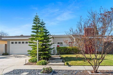 Photo of 15201 Nottingham Ln, Huntington Beach, CA 92647 (MLS # OC25269477)