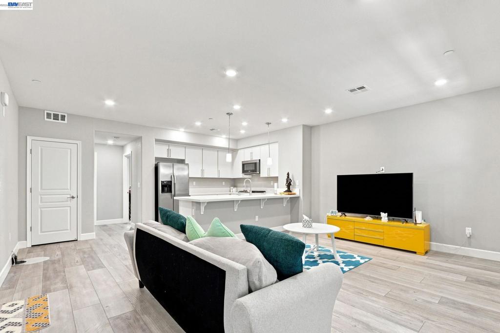 633 Clover Cir