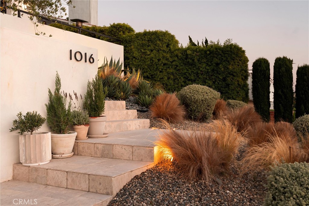 1016 Via Romero