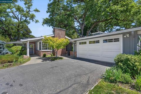 Photo of 850 Paradise Ct Ct, Lafayette, CA 94549 (MLS # 41133230)