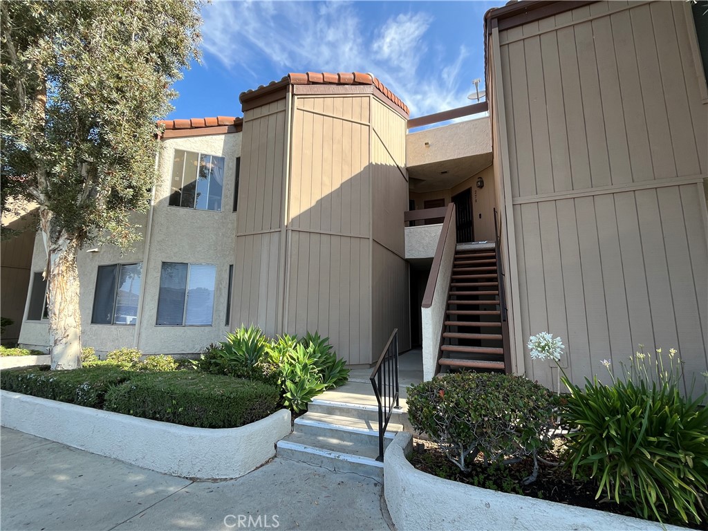 MOVE-IN READY! 1st floor condo in Simi, available FOR LEASE! Features include: spacious, 2BR + 2BA floorplan w/almost 1100 SQF; living room; dining area w/slider to back patio; kitchen w/refrigerator, stove/oven + microwave included; community laundry room; central HVAC; recessed lighting; carpet + wood laminate flooring; 1 assigned parking space + guest parking passes; community features pool + spa, clubhouse, BBQ's + tennis court; water + trash service included; pets considered w/owners approval + additional deposit.
