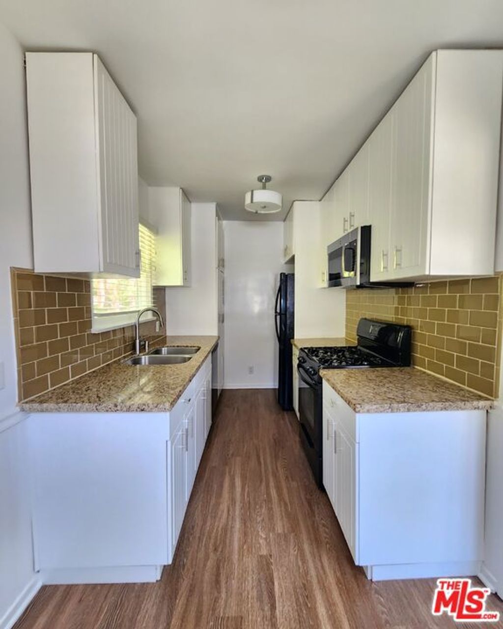 listing image 130725327026075469353