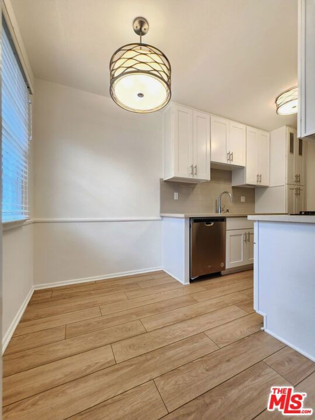 listing image 130722613303582263531