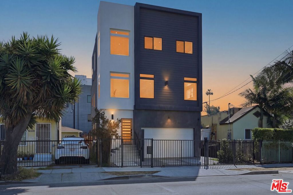 Photo of 1642 S Rimpau Boulevard, Los Angeles, CA 90019 (MLS # 26657185)