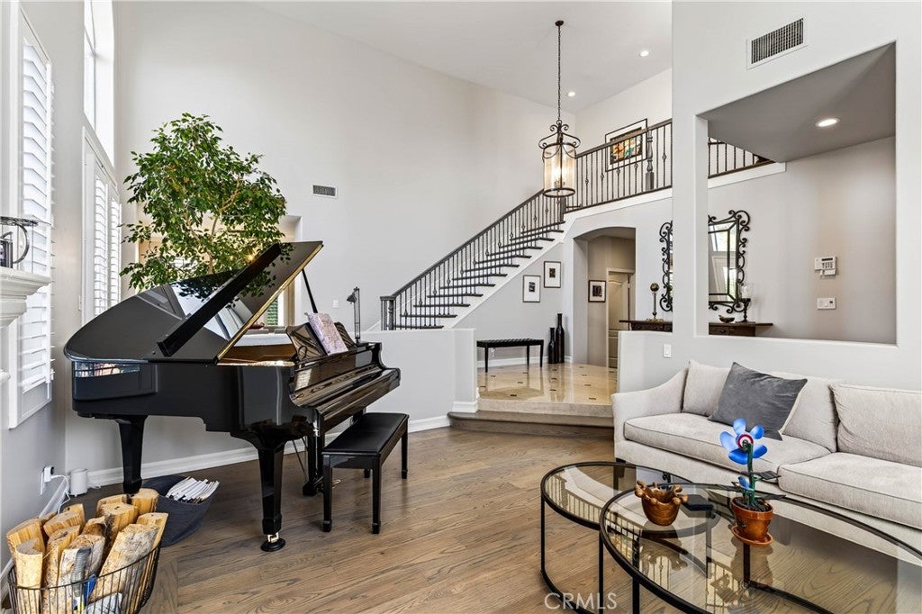 24255 Hillhurst