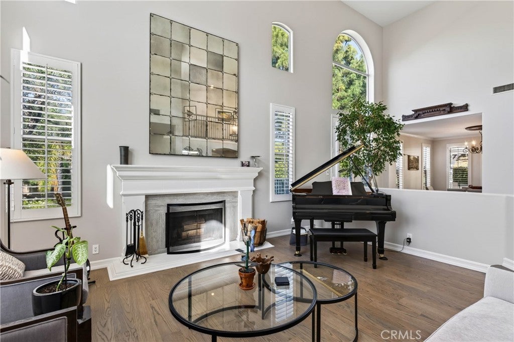 24255 Hillhurst