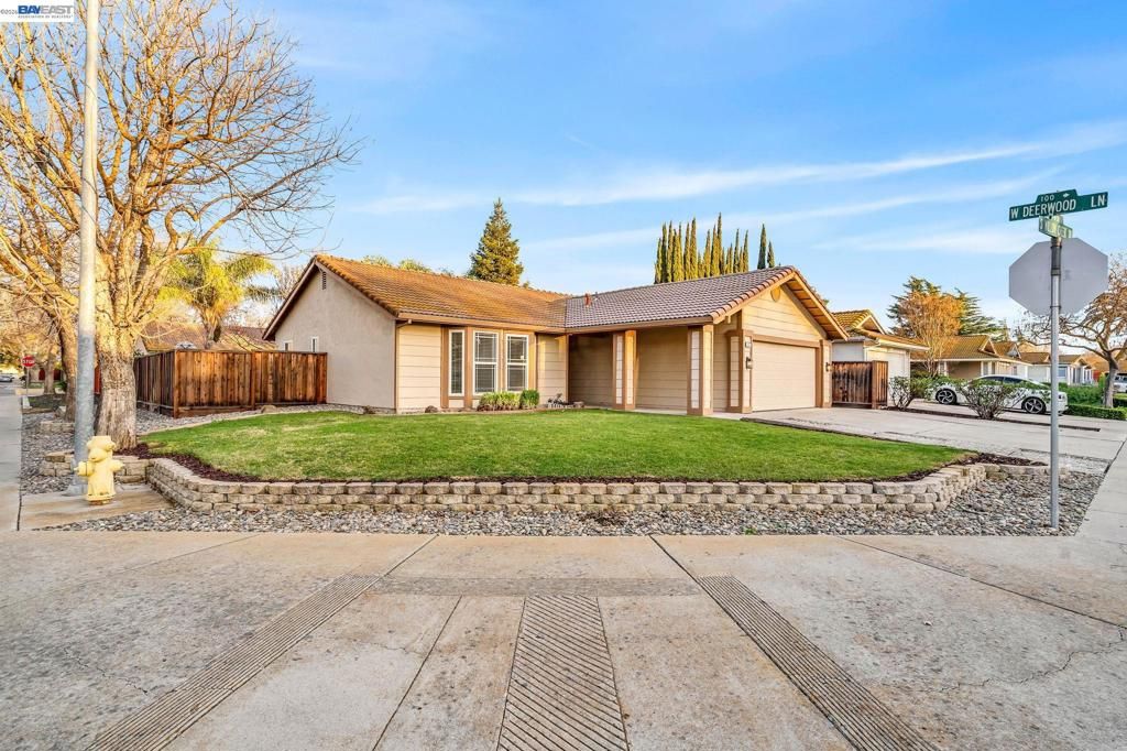 Photo of 1820 1820 S Willow Creek Drive Dr, Tracy, CA 95376 (MLS # 41124760)