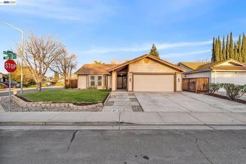 Photo of 1820 1820 S Willow Creek Drive Dr, Tracy, CA 95376 (MLS # 41124760)