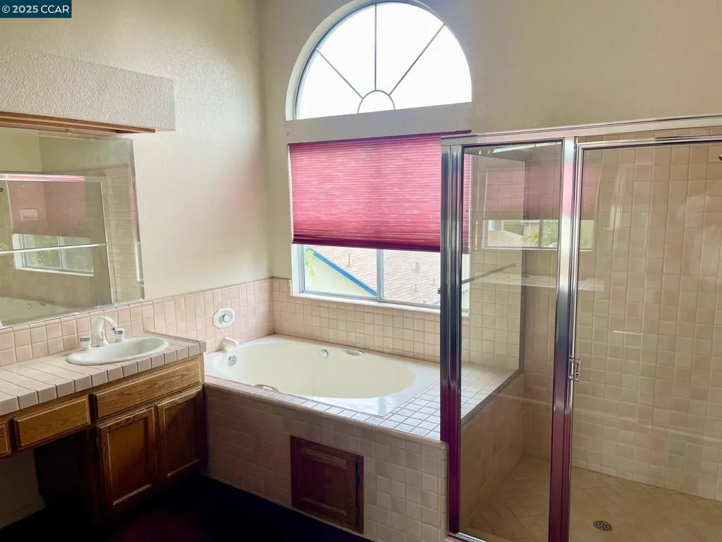 Pleasanton, California 94588, United States, 5 Bedrooms Bedrooms, ,3 BathroomsBathrooms,Residential,Pending,227786