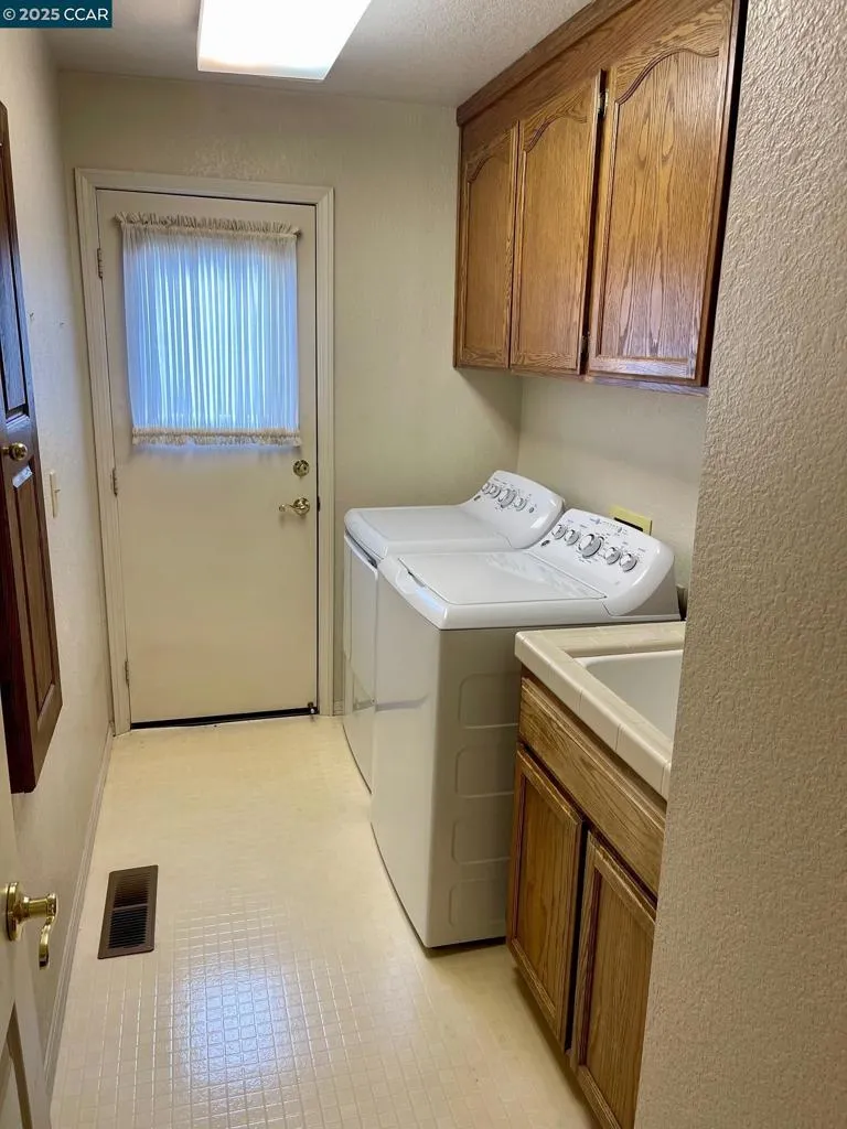 Pleasanton, California 94588, United States, 5 Bedrooms Bedrooms, ,3 BathroomsBathrooms,Residential,Pending,227786