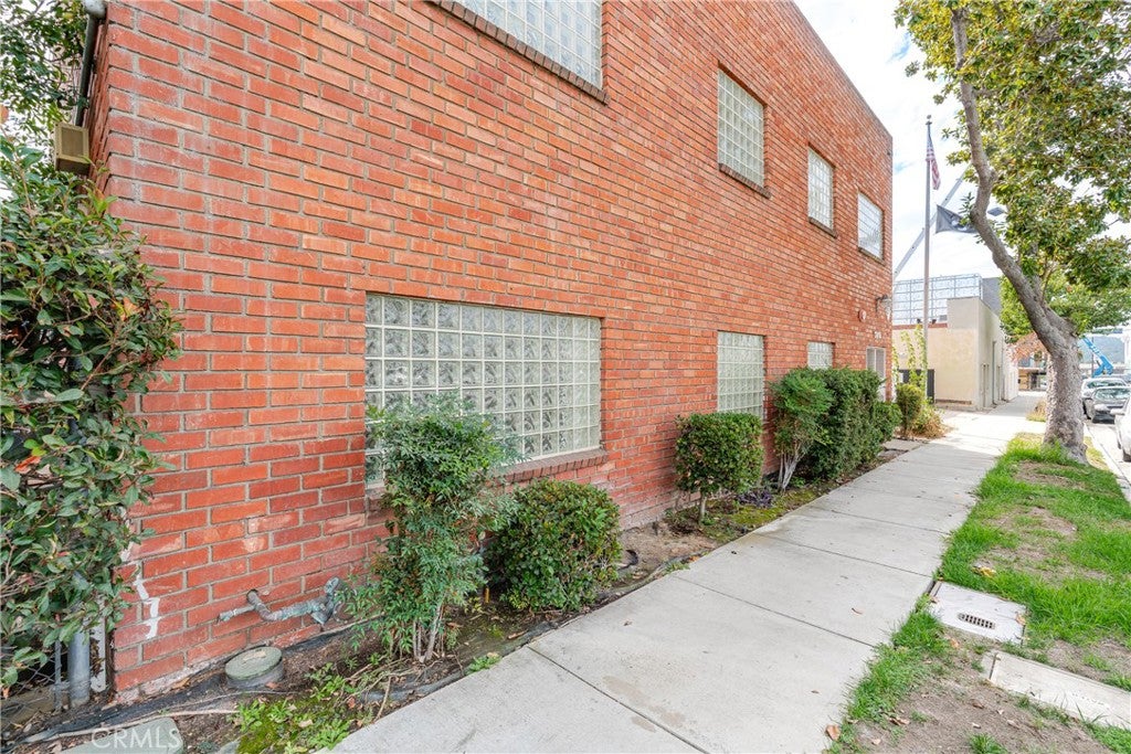 700 W Wilson Avenue
