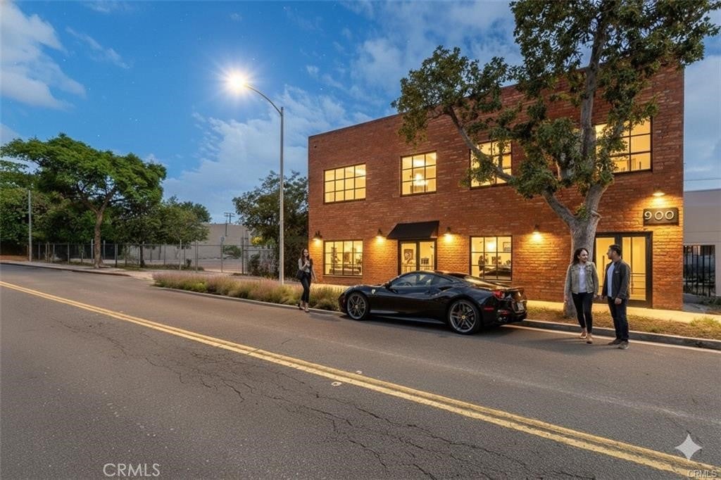 700 W Wilson Avenue